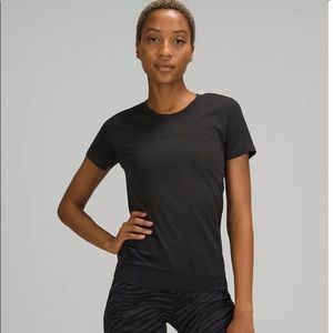 Lululemon Swiftly Relaxed Short Sleeve Shirt Size 8 Black/Black